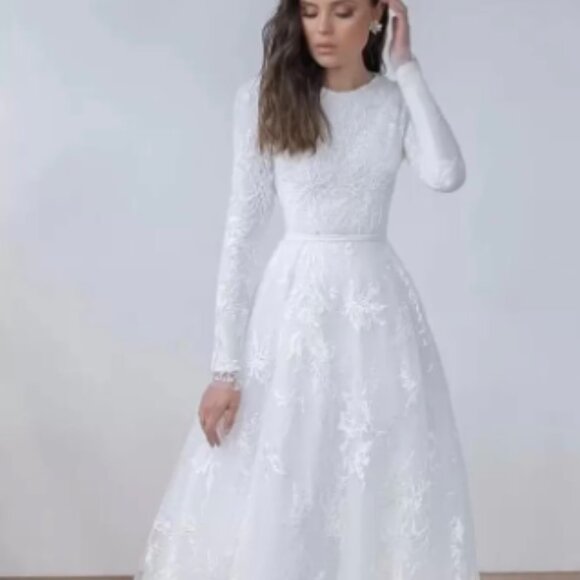 Elegant Long Sleeve Lace Wedding Dress – Classic A-Line Silhouette | Size 4 NWOT - Picture 3 of 9